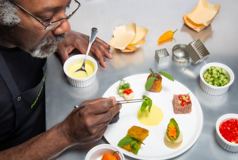 Fingerfood Teller wird dekoriert Fingerfood Teller wird dekoriert
